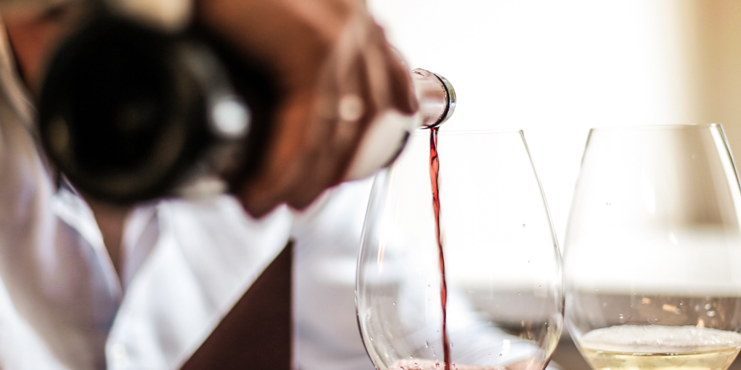 couple on date enjoyng wine