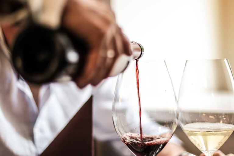 couple on date enjoyng wine